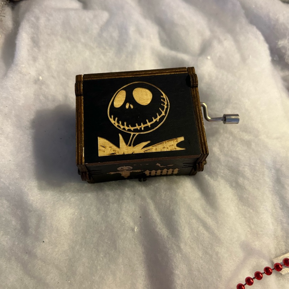 Hand‎ cranked wooden music box